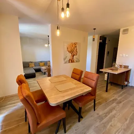 With Balcony And Free Parking 아파트 자다르