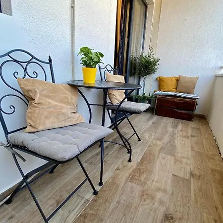 Apartment With Balcony And Free Parking