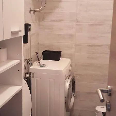 With Balcony And Free Parking アパート