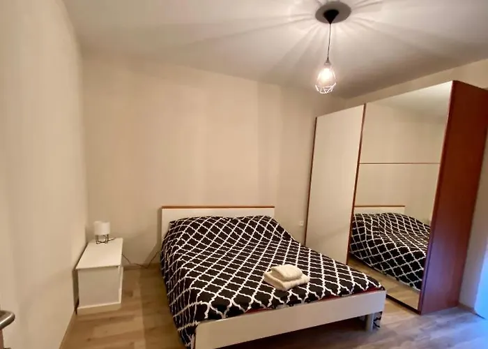 アパート With Balcony And Free Parking